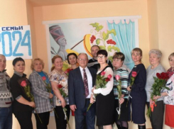 «Нельзя, чтобы враг подумал, будто мы в трансе, праздники отменяем», — сказал  глава Камышинского района Алексей Самсонов, вручая женщинам розы