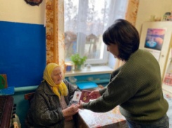 В глубинке Камышинского района 99-летняя труженица тыла Анна Ежова заранее пригласила главу на свой вековой юбилей