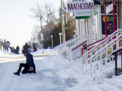 Камышан валит с ног гололед на тротуарах