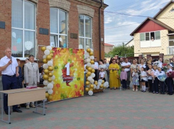 Школьная линейка с участием спикера Камышинской городской думы началась с поднятия государственного флага
