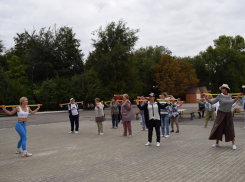 В Камышине бодрые пенсионерки делают в парке «молодежную» зарядку