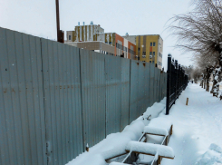 Кто отвечает за опасную канаву у новой поликлиники в Камышине, засыпанную снегом? - камышанка