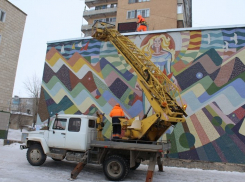 В Камышине  «Девушке с арбузом» «вручили» уличные часы