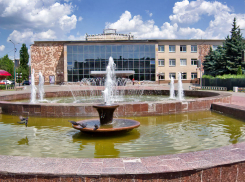 В Камышине в 33-градусную жару власти запустили единственный фонтан, еще четыре «осушены» (ВИДЕО)