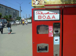 В Камышине на улице Ленина устанавливают аппарат для газировки