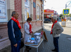 Камышане подходят к «стойке» камышинских коммунистов, чтобы поучаствовать в опросе