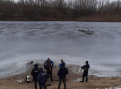 Водолазы подняли со дна тела двух пропавших рыбаков под Волгоградом - в Камышине на лед реки выходят десятки смельчаков