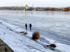 Из-за резкого потепления лед на Камышинке покрылся водой, но «смельчаков» это не смущает