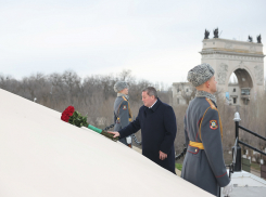 Андрей Бочаров возложил цветы к мемориалам в Пятиморске и Калаче-на-Дону в особую дату