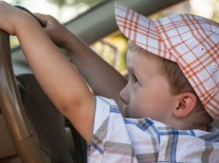 Двухлетний малыш сел за руль автомобиля и наехал на свою мать