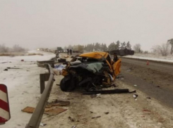 Стали известны подробности ДТП в Камышинском районе, в котором разбился таксист, обгонявший фуры