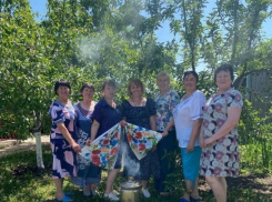 В самом дальнем хуторе Камышинского района односельчане собрались за самоваром и признались, что они друг для друга больше, чем соседи