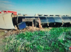 Недалеко от границы Камышинского и Дубовского районов перевернулась огромная фура: пострадавших отправили в больницу