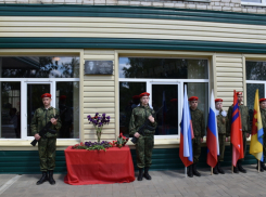 Мемориальная доска в память о земляке саломатинцев - герое СВО Дмитрии Дружинине появилась на стене школы в  селе Саломатино Камышинского района
