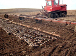 В Камышинском районе рассчитывают забороновать 18 тысяч гектаров, первая тысяча уже пошла в зачет