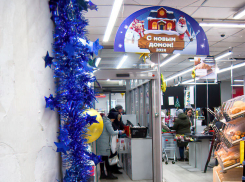 В Камышине магазины увешали торговые залы гирляндами, но покупатели ждут новогодних скидок