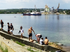 В Камышине речка начинает цвести, а молодежь в жару купается с плит на набережной: здесь никаких правил и никакого дресс-кода!