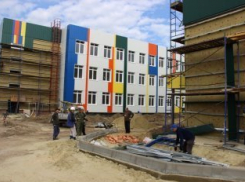 В Камышине приступили к выполняется облицовки фасада школы в 7 микрорайоне