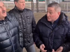 Волгоградский губернатор выгнал чиновников месить грязь под дождем, - «Блокнот Волгограда» (ВИДЕО)