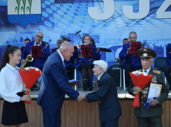 В Камышине в парке вручили высшие городские награды накануне Дня города, денежное «сопровождение» наград осталось в тайне