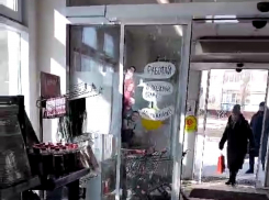 В Камышине на головы покупателей магазина популярной в городе сети неожиданно хлынул «коммунальный дождь» (ВИДЕО)