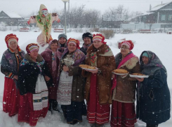 Умелицы из села Воднобуерачное в Камышинском районе напекли таких блинов для фотопоздравления, что язык проглотишь!