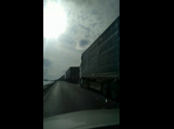 Чтобы ликвидировать пробку под Камышином, пришлось тяжелой техникой сдвигать фуру на обочину