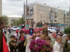В Камышине детсадовцы в военной форме отправились с букетами к памятнику Герою России