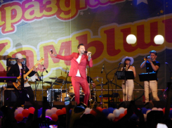 Денис Клявер в красном пиджаке покорил Камышин - «город невест» хитом про белое платье, белую фату (ВИДЕО)