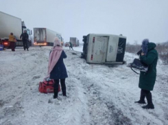 В Камышинском районе в снегопад перевернулся рейсовый автобус Саратов - Пятигорск
