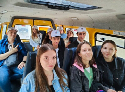 Делегацию молодежи из Камышина, прибывшую в Волгоград на фестиваль «#ТриЧетыре», кормят деликатесами