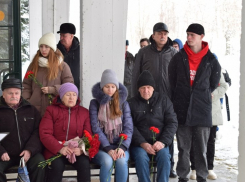 Родные погибшего в СВО Ивана Городецкого пришли на открытие мемориальной доски бойцу на здании его родного колледжа