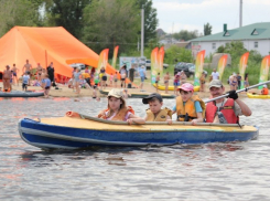 В Камышине участники водного праздника «шевелили веслами» и вязали морские узлы