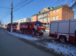 Камышане спрашивают, почему пожарные машины с утра 25 февраля выстроились в ряд на улице Пролетарской в районе рынка