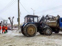 В Камышине службы благоустройства начали вывозить грязный снег с центральных улиц (ВИДЕО)