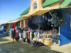 Надо научить торговцев на камышинском рынке нормально оформлять «витрины», а не развешивать трусы и ночные рубашки на ветру, - камышанка