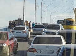 В Камышине из-за аварии на мосту пробка машин протянулась до «Дружбы»