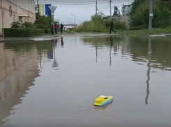 Камышинские шутники засняли на видео, как игрушечный корабль бороздит воды «вечной» лужи у управления Пенсионного фонда на улице Октябрьской (ВИДЕО)