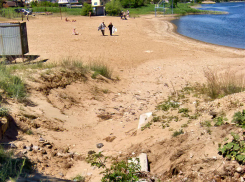 Надо бы перед купальным сезоном засыпать «овраг» на пляже у администрации, а то не пляж, а ужас, - камышанка