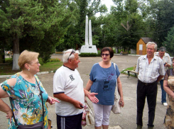 В Камышине в городском парке «команда молодости» собралась поздравить с серьезным юбилеем того, кто никогда не расстанется с комсомолом