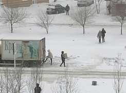 Из-за нечищеных внутриквартальных подъездных путей машины в Камышине разгружают прямо с центральных улиц, - камышанка