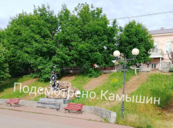 Камышане не поняли «фишки» в «полосатом» газоне на центральной набережной