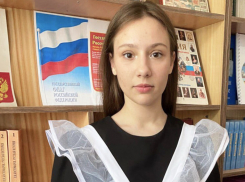 Глава Камышина Станислав Зинченко лично поздравил в телеграм-канале еще одну стобалльницу - Марию Филиппову из школы №14 