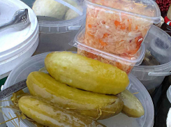 В Волгоградской области ударными темпами убрали огурцы для засолки, но в Камышине пока цена на них «космическая»