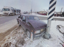 На трассе между Камышином и Волгоградом грузовик толкнул легковушку: водитель в больнице