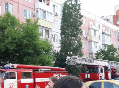 В Камышине в одном из домов в пятом микрорайоне только что пожарные потушили возгорание на балконе