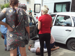 Стало известно, что выпавший из-за руля автомобиля мужчина  на улице Театральной в Камышине умер от инфаркта