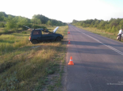 19-летний водитель на отечественной легковушке не успел выехать из Котово в Камышин, как кувыркнулся в кювет