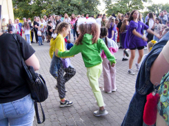 В Камышине площадка у набережной превратилась в танцпол 1 сентября (ВИДЕО)