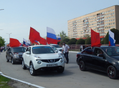 Камышан ошеломил «круг почета» участников автопробега на Комсомольской площади и колонна под знаменами у памятника Маресьеву